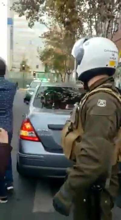 Funcionario de Carabdechile dispararó a una mujer en el cuello, por negarse a un control policial.