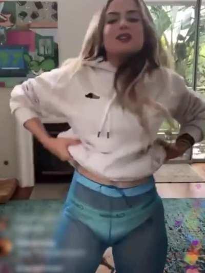 JoJo just showed her titty on Instagram Live