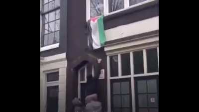 Israeli football hooligans attacked local residents, vandalized property, and chanted genocidal slogans in Amsterdam. Yet, Western media and politicians stripped away this context, engaging in distortion of the truth.