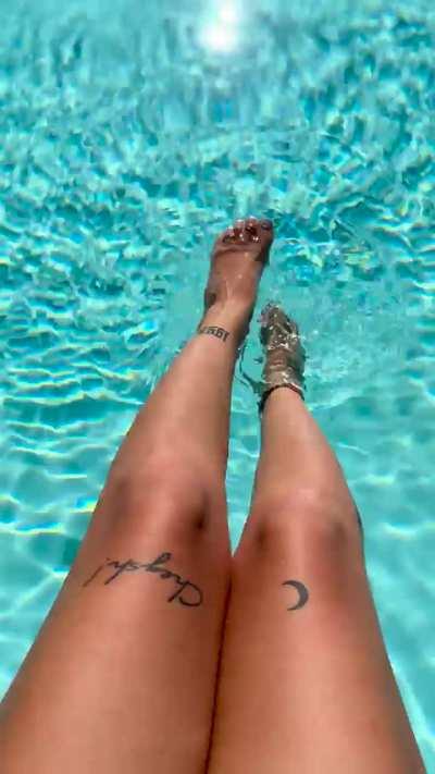 I loooove this. Do you want to chill in pool with my feet ? 
