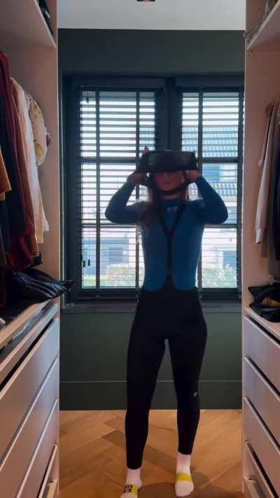 Puck Moonen kleedt zich aan