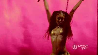 Coi performing with David Guetta