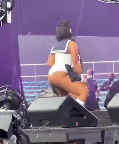 😍 Megan making it jiggle for us