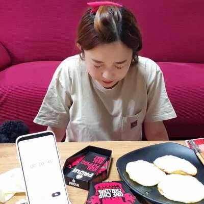 Tries eating the world's hottest chip and no food/drink for 5 minutes. Then finds out food/drink makes it worse and there's no way to stop the pain. (Long video)