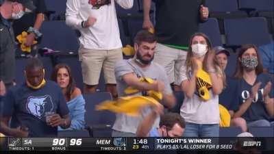 [Highlight] Memphis fan is pumped up
