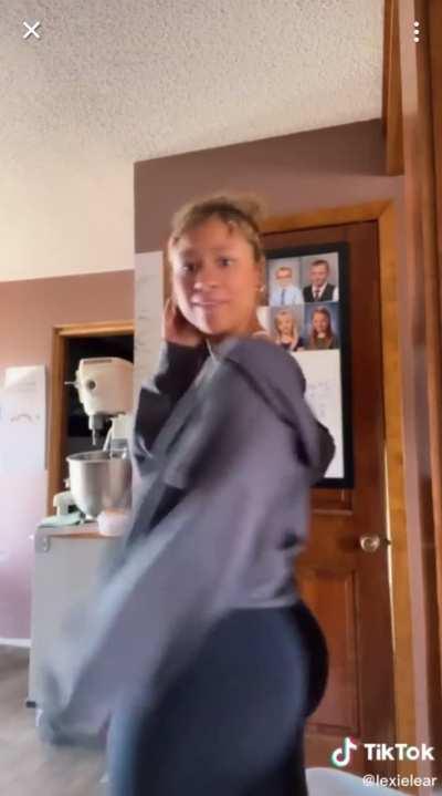 Lexi know what she be doing 🍑