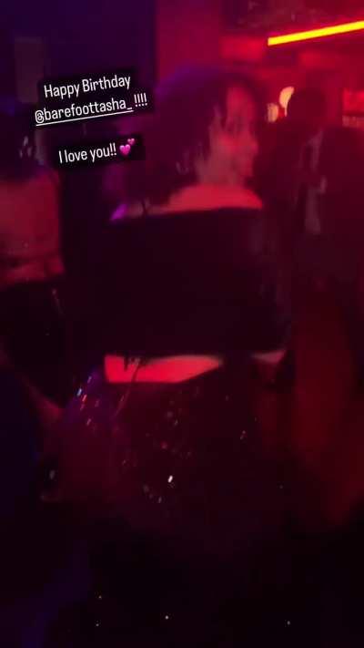 Damn wish she shake that ass on me