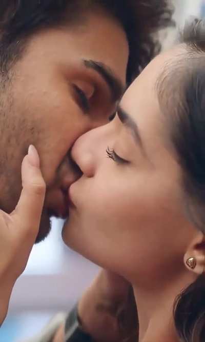 Anushka sen kissing scenes