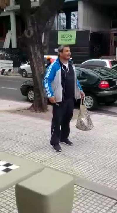 Ojo que hay sillas de cemento