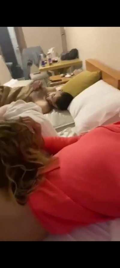 Uyuyan arkadaşının yanında kıza sakso çektiriyor