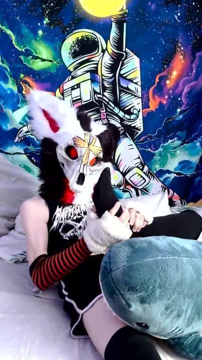 Need a good puppy to serve my paws >:3