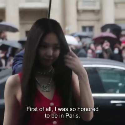 Jennie arrives at the Chanel show