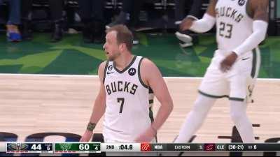 [Highlight] Joe Ingles lobs it for Giannis who has 29 pts at half-time!