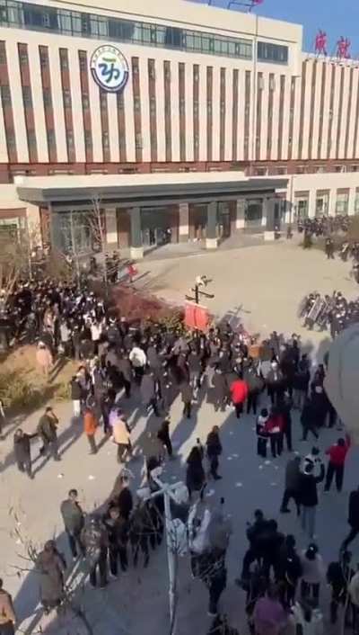 China: Massive riots broke out over the death of a teenager at school