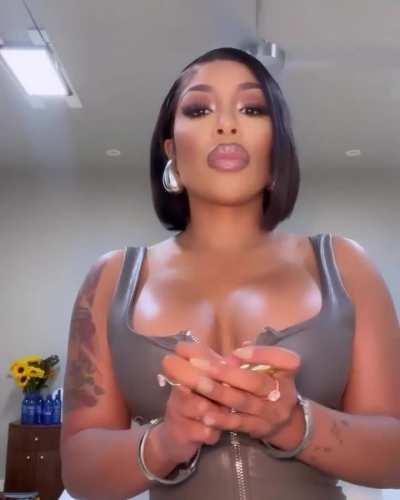 K. Michelle: Cleavage