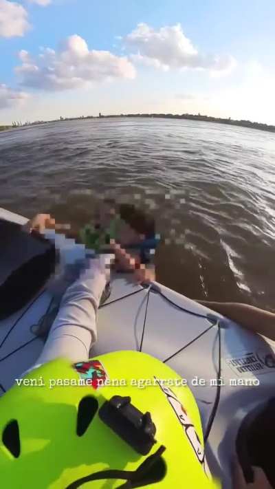 Instructor de kayak rescató a una familia con una criatura a la deriva en el río Paraná