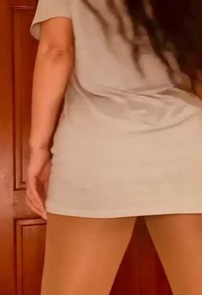 XL tee and the booty still bootyin