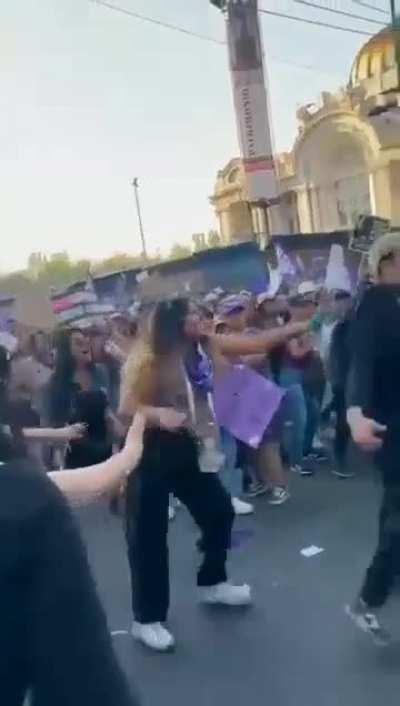 Quando feministas derrubam a moto de um motoboy: