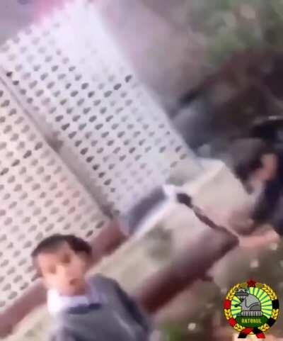 Stai sa ne pisam pe el