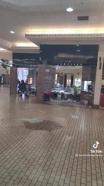 Group of teens robs jewelry store in broad daylight in front of employees