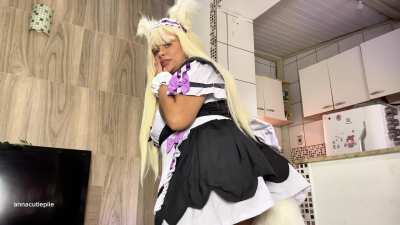 I serve farts on this maid cafe