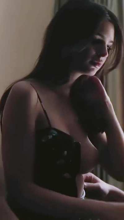 Everyone wished to be Ben Affleck, when he sucked those puffy nipples of Emily Ratajkowski!