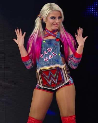 Alexa Bliss had some cool cosplay attire 😈