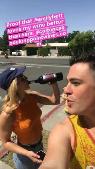 Emily Bett Rickards nipps