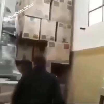 jugando a Jenga en su lugar de trabajo