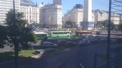 Manifestación de taxistas hoy 14/04/21 en el obelisco. Tirando petardos y rompiendo mucho las bolas con el ruido.