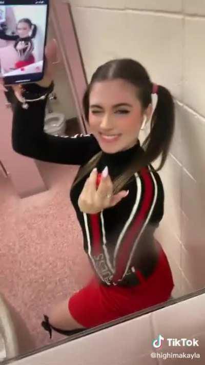 I wish I was the floor 😔