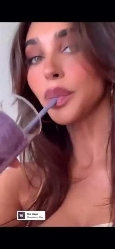 Her eyes and lips 🔥