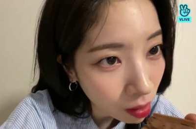 210525 - Dahyun eating her chocolate