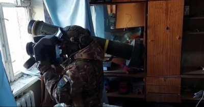 Bakhmut: Ukrainian soldier fires a Javelin from a window