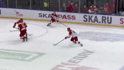 Demidov lures 2 defenders into eachother to create space and score on 3o3