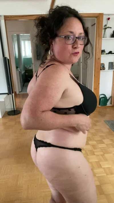 I need to be filled with cum as hubby never gives me a creampie