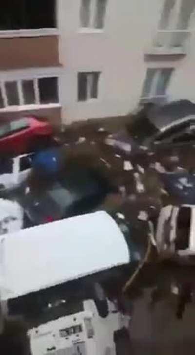 Her hafta IBAN'a para at. Kastamonu'nun Bozkurt ilçesinde Ezine çayı üzerinde bulunan HES barajının patlamasıyla evler sular altında kaldı, araçlar sürüklendi, bir kişi hayatını kaybetti, mahsur kalanlar var.