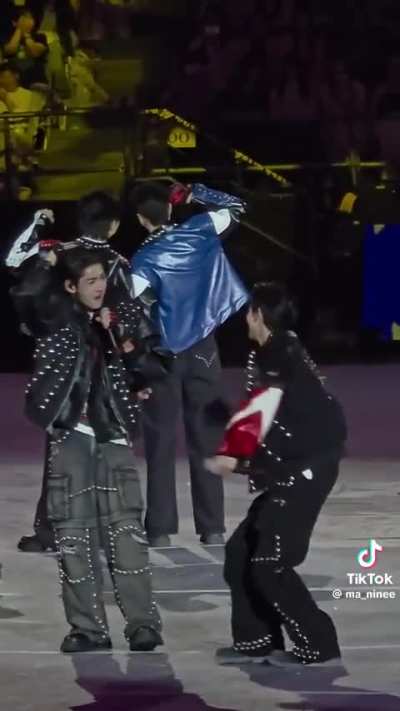 [Starlympics 2025] AlmondProgress ending their show with a headbutt