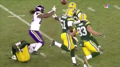 Highlight - Mason Crosby forces a fumble on his own kickoff, recovered by Micah Hyde, vs Vikings (01/03/2016)