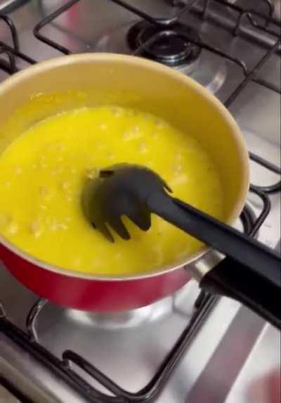 Sub preparando o lanche que comer enquanto ouve o RPG