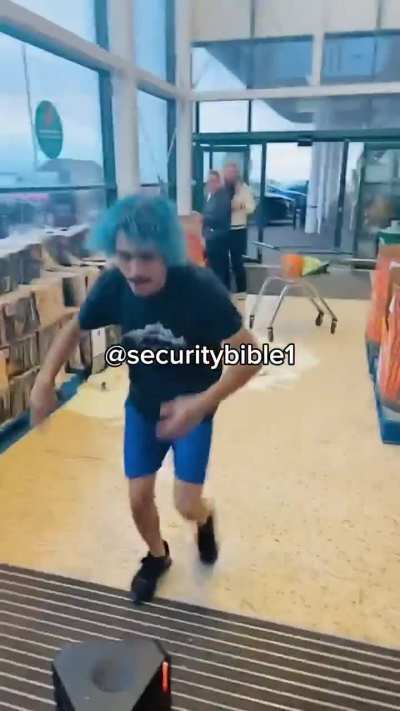 🔔🔚 Cameras and social media accounts are getting involved and influencing security across the UK. Apparently this happened at a Morrisons in Kirkcaldy, Scotland. Watch out for him, he might be in your store next. 🤦🏻