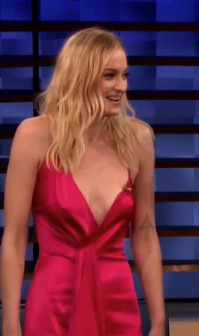 Braless Sophie Turner is just so Fuckable.