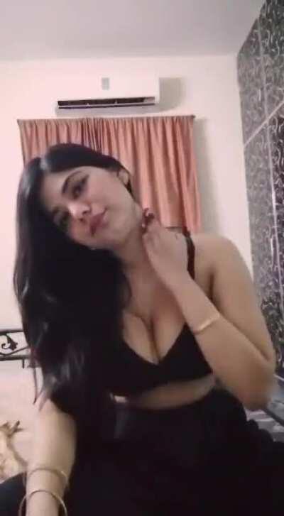 🥰Cute GF finally Decides to not just tease but also remove it and let it hang freely 😋😘