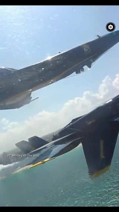 The skills these Blue Angels pilots have are insane