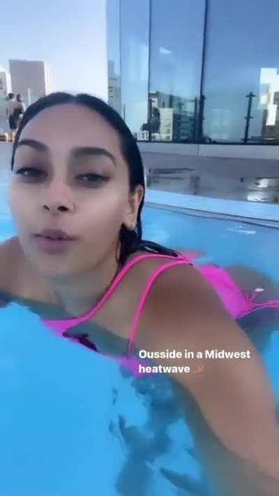 🍑👸🏻🤳🏽👙