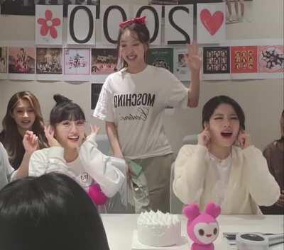 Nayeon Deafens Momo And Dahyun