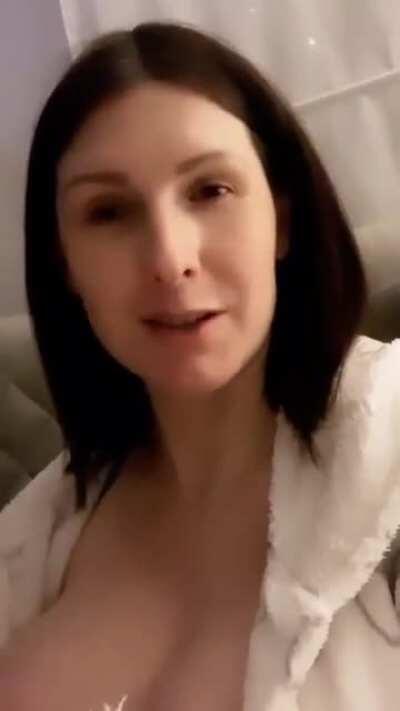 Hat sie einfach ihre ganze Titte raushängen? 😱