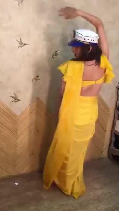 Alia Bhatt flaunting her body in yellow saree