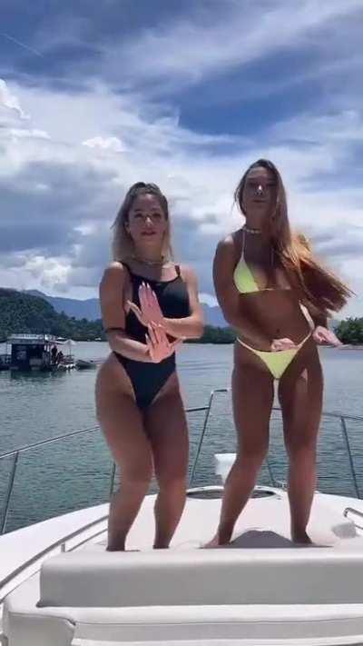 Nathalia valente e amiga