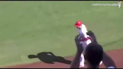 Compilation of legendary dual-blade wielder Shohei Ohtani-sama picking up trash on the Baseball field.